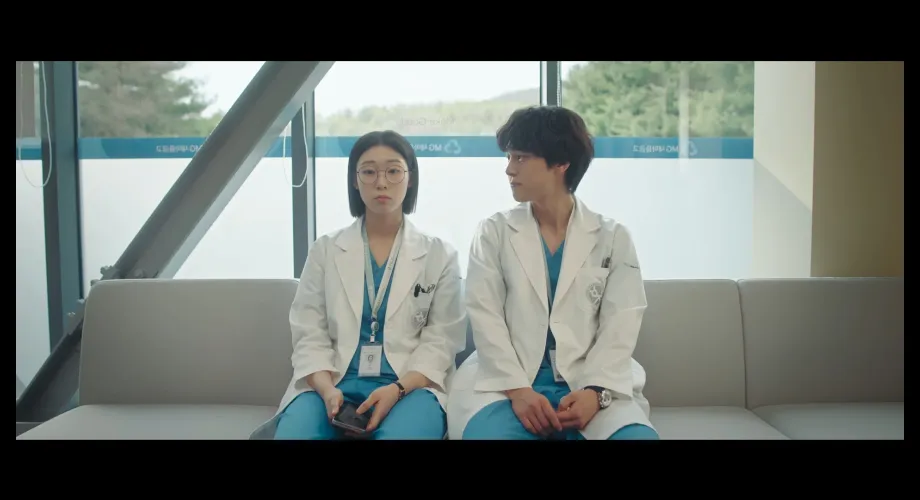 Article : Resident Playbook Épisodes 9-10 : Romance, Tensions et Cameos Inoubliables avant le Final Resident Playbook Épisodes 9-10 : Romance, Tensions et Cameos Inoubliables avant le Final